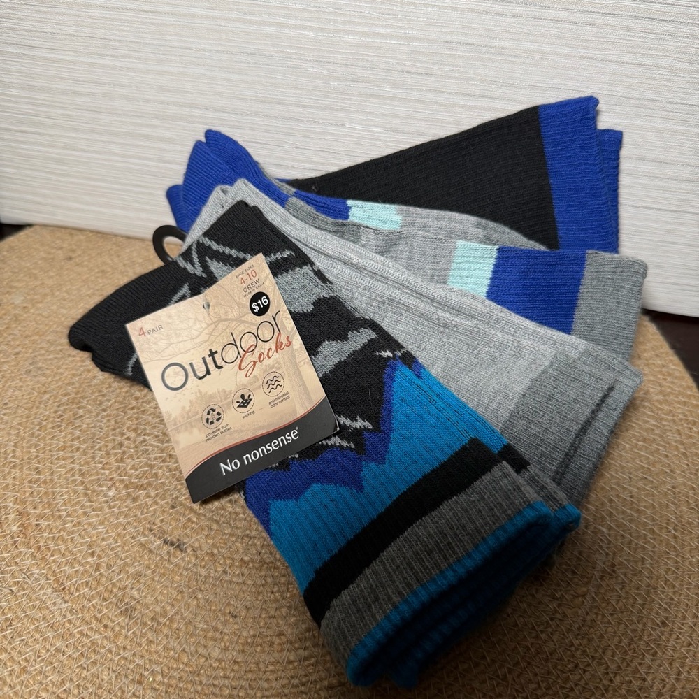 "𝟔 𝐒𝐄𝐓𝐒 𝐀𝐕𝐀𝐈𝐋𝐀𝐁𝐋𝐄!" NWT Women’s size4-10 crew Socks -Black, Blue, and Gray 4 pk
